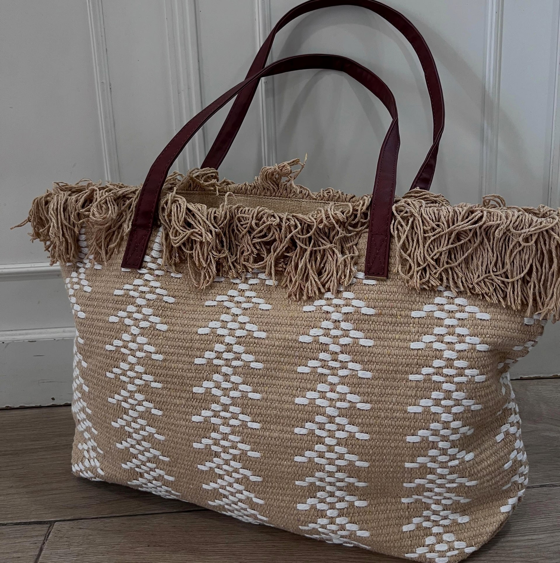 Bolso artesanal de rafia con asas de piel de Chela Cachemir
